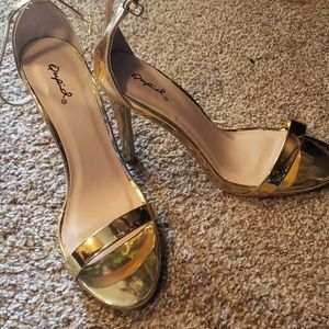 Gold heels.  Sz 9